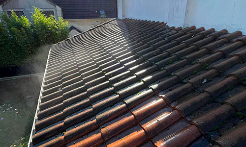 Nettoyage et démoussage de toiture à Montfermeil (93370) en Seine-Saint-Denis (93)